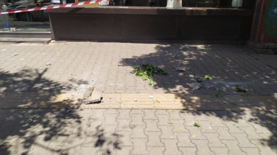 Отломка от фасада на сграда падна на спирка на площад Македония