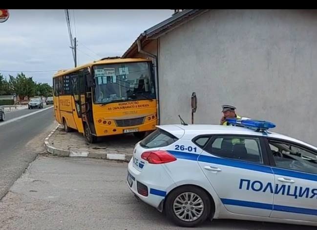 Училищен автобус се вряза в къща в хасковско село