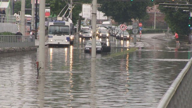 ВЕНЕЦИЯ НА ДУНАВА: Мъж заплува с кану из наводнено Русе (СНИМКА)