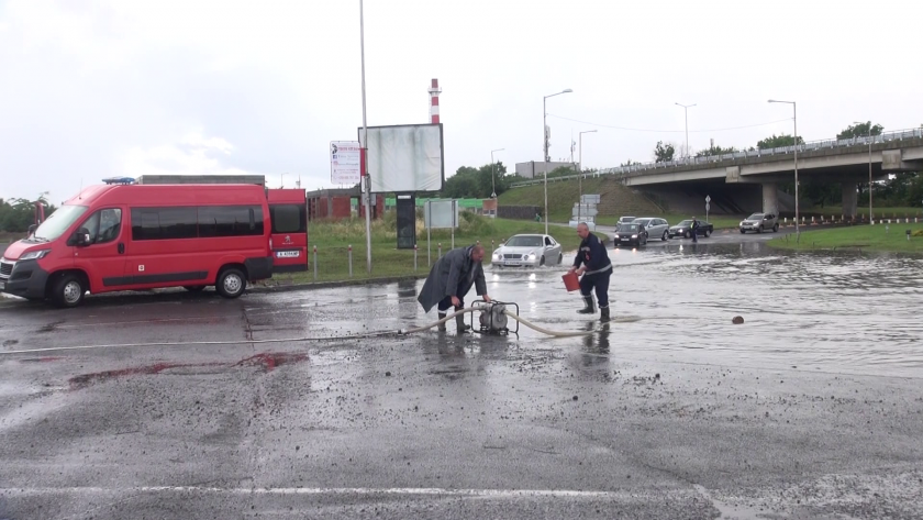 Пороен дъжд в Бургас наводни улици - автомобили закъсаха във водата (СНИМКИ)