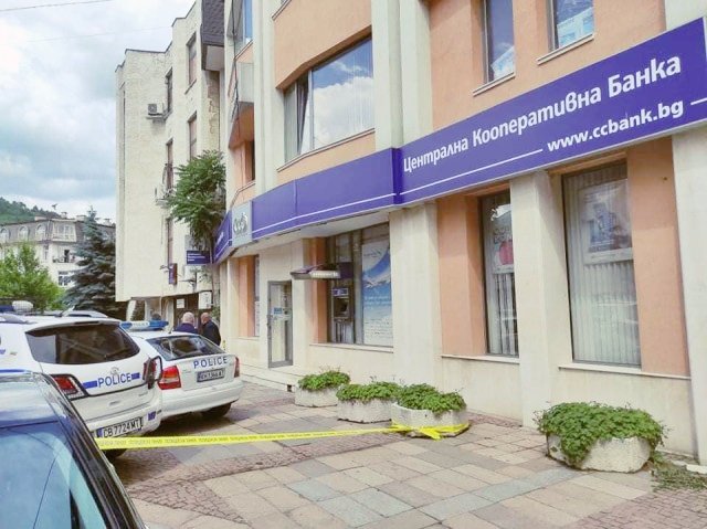 Ето колко пари задигна обирджията на банката в Дупница (ВИДЕО)