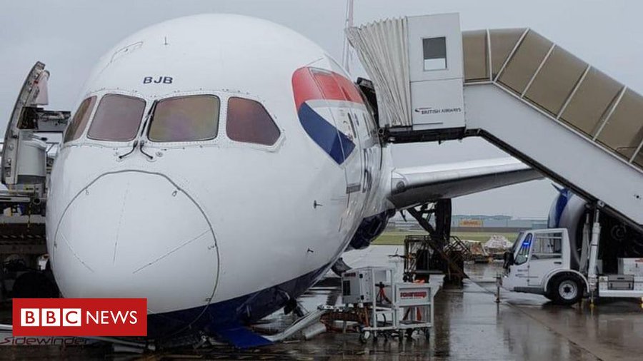 ИЗВЪНРЕДНО: Самолет катастрофира на летище Хийтроу (СНИМКА)