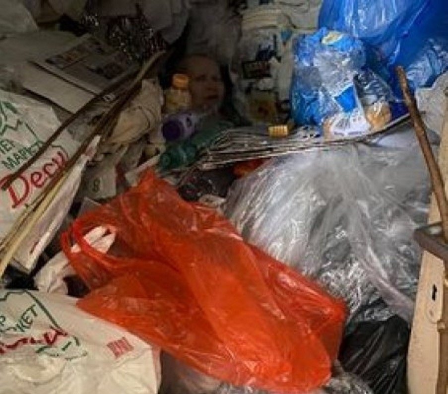 ИСТИНСКИ КОШМАР: Жена вегетира под тонове боклуци в дома си (ВИДЕО)