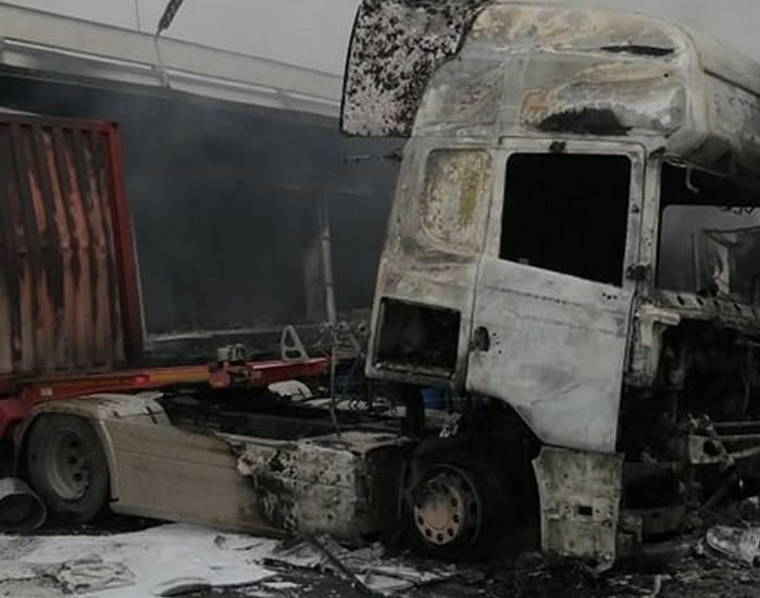 Два влекача изгоряха на паркинг в Монтана