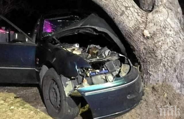 Тежка катастрофа на Подбалканския път тази нощ: Кола се вряза в дърво, има пострадали