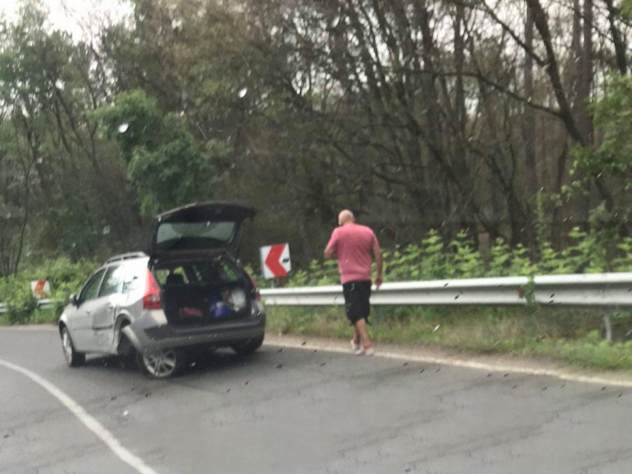 ОТ ПОСЛЕДНИТЕ МИНУТИ: Румънска кола се метна в канавката след челен удар между Бургас и Обзор