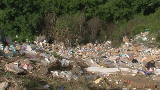 Кмет обяви награда за информация кой изхвърля боклуци край Ковачевица