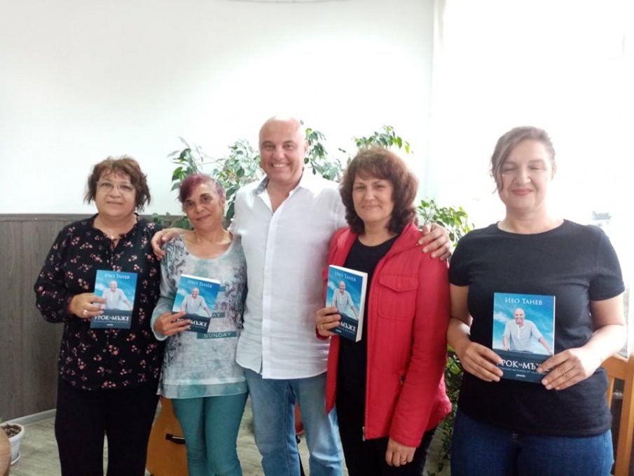 Опашки за автографи за бестселъра на Иво Танев (СНИМКИ)