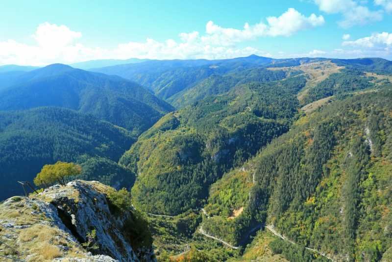 Планински спасители издирват мъж, изчезнал в Родопите