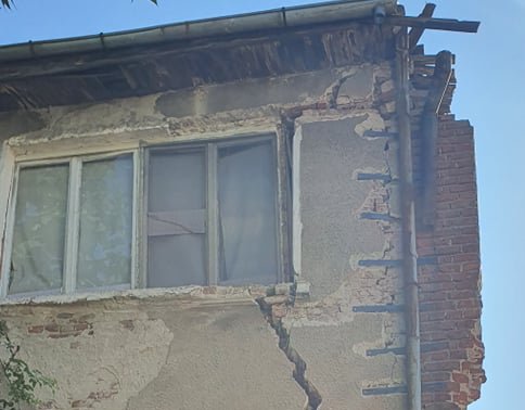 В Пловдив укрепват разцепена къща, евакуираха хората