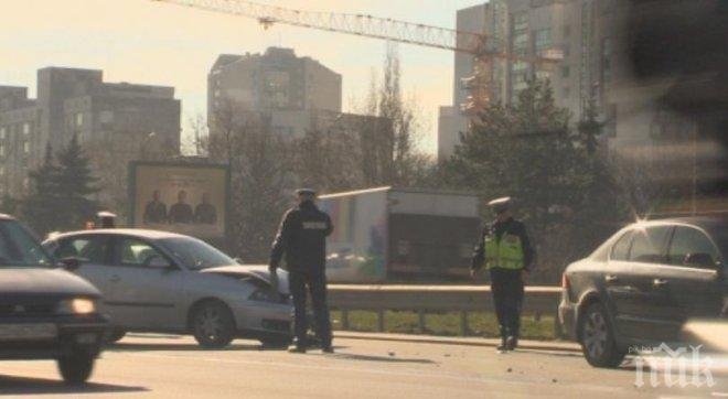 Няколко коли се нанизаха в центъра на София (СНИМКИ)