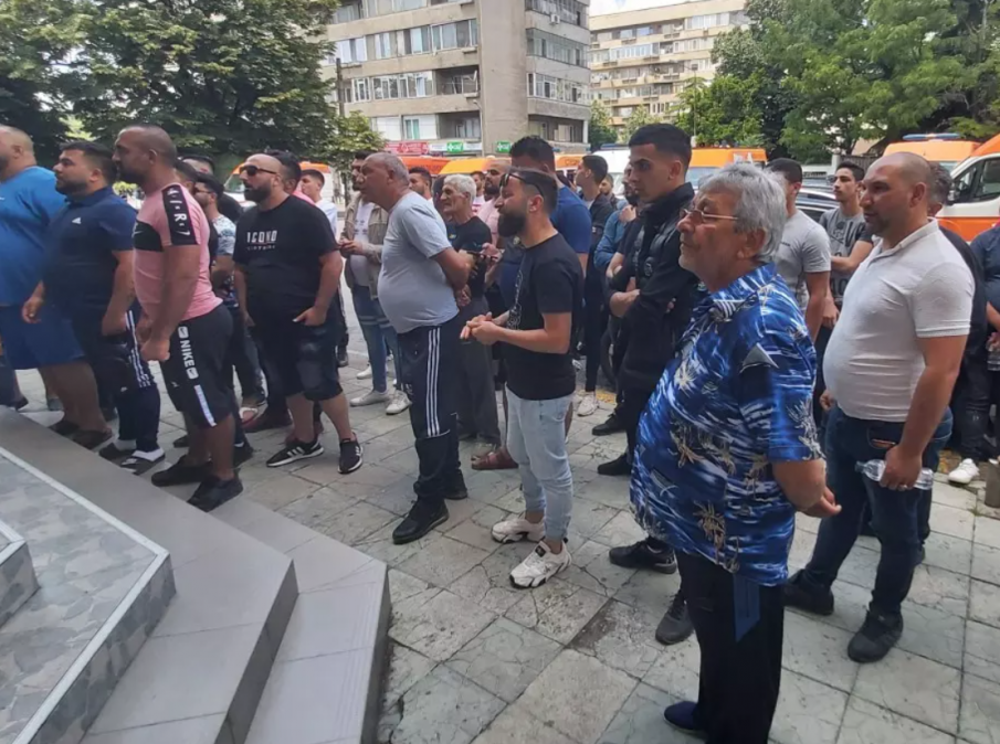 Протест пред болницата в Сливен заради смъртта на 15-годишното момиче