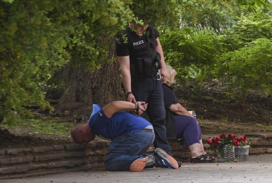 Нападателят, наръгал младо момче в тролей в София, остава в ареста