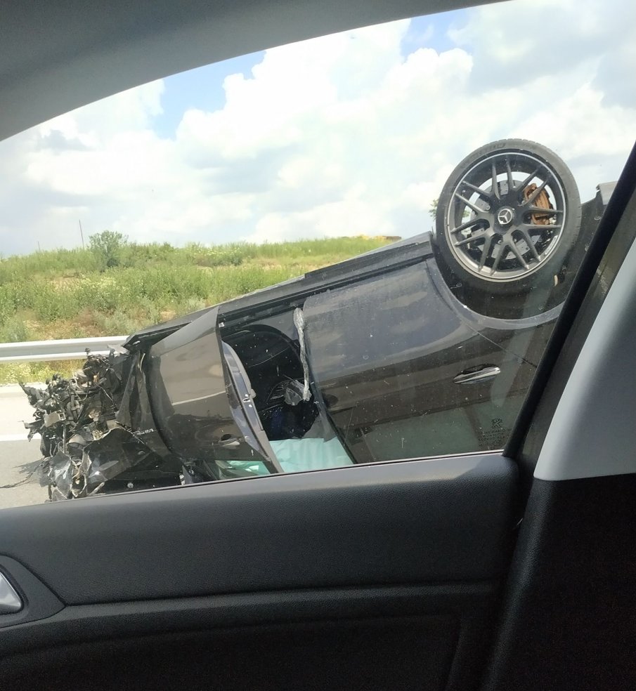 Кола се обърна по таван на магистрала “Тракия” край Бургас, има пострадали (СНИМКА)