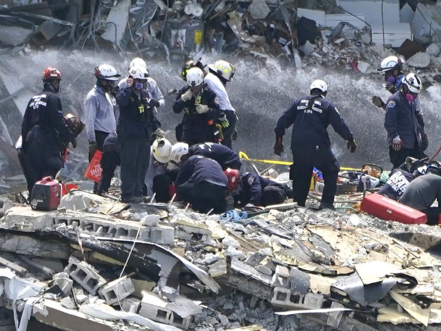 Жертвите на рухналата сграда във Флорида станаха девет