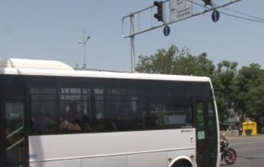 Нова агресия в автобус: Гол до кръста мъж замери шофьор с дюнер и газирана напитка