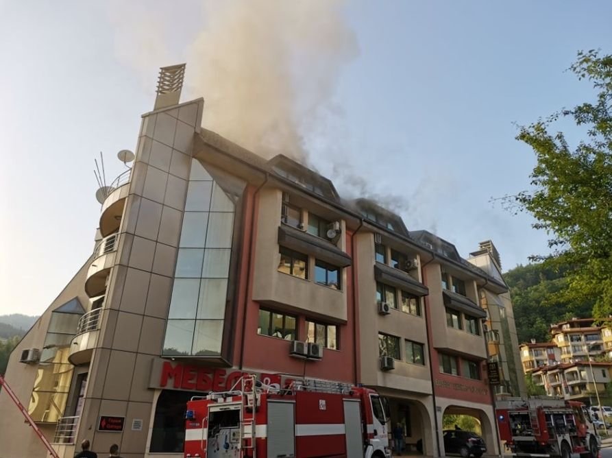 Над 8 часа гасиха пожара в новия бизнес център в Смолян