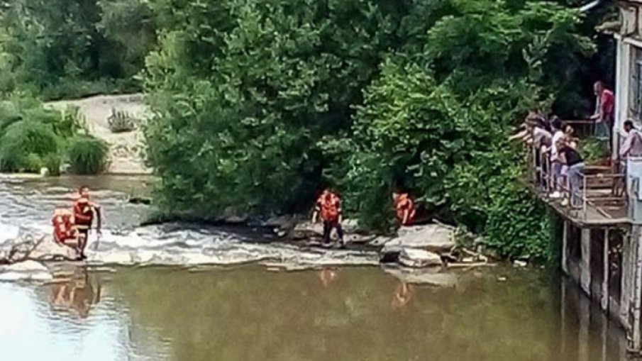 Пожарникари спасиха давещ се мъж в река Струма