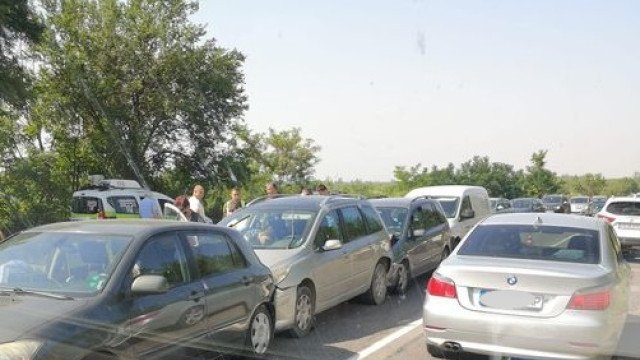 Верижна катастрофа с шест автомобила край Стара Загора