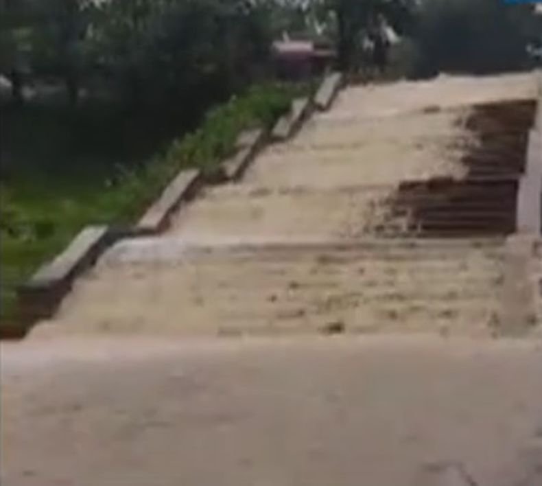 Пороен дъжд наводни улици и къщи в Котел