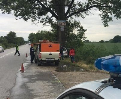 Кола се заби в дърво на път за Пловдив, 12-годишно дете е в болница