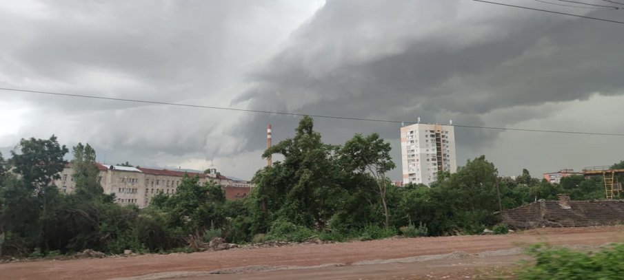 ИЗВЪНРЕДНО В ПИК: Мощна буря връхлетя София - дъжд се лее из ведро, вятърът кърши клони (ВИДЕО)