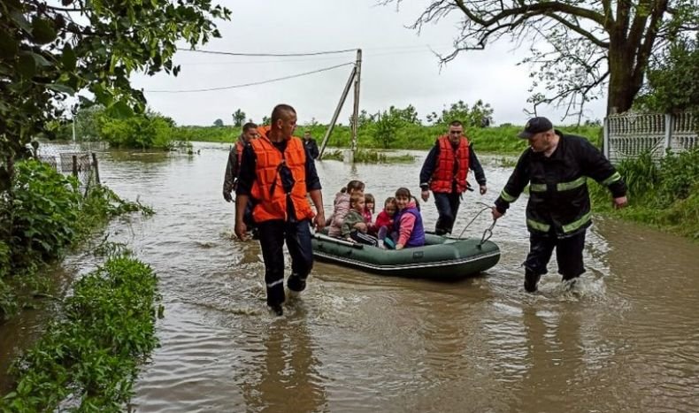 Стотици населени места в Украйна без ток след бури и порои
