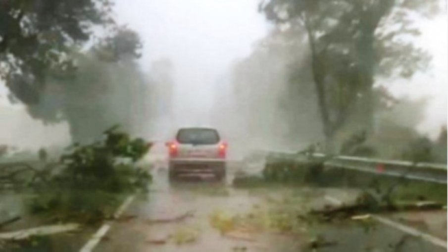 Мощна буря се разрази край Чирпан, наводнена е Тракия