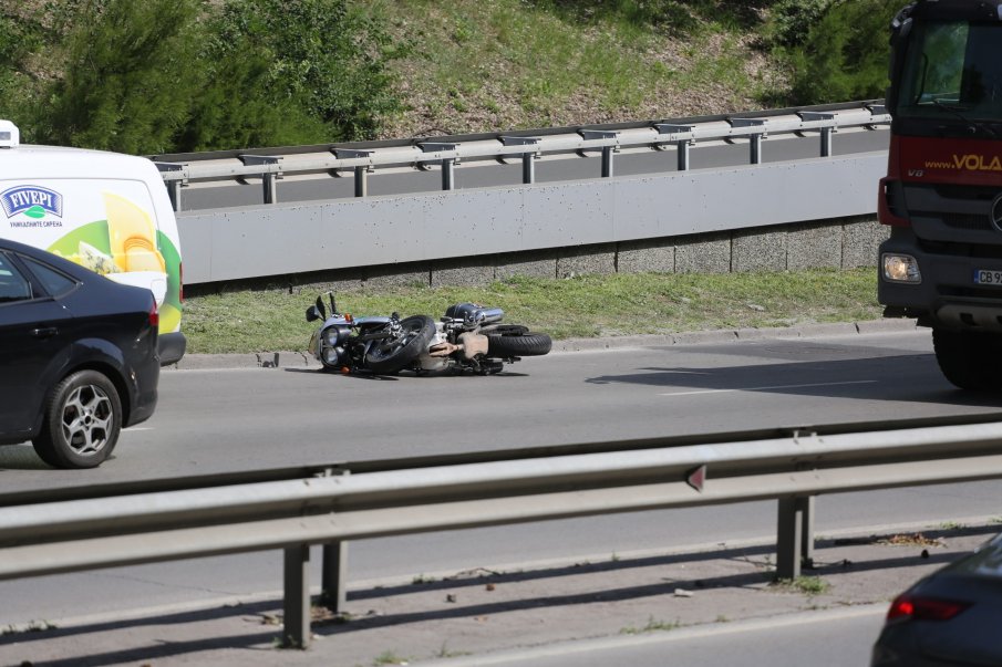 ИЗВЪНРЕДНО В ПИК: Катастрофа с моторист на столичния булевард Пейо Яворов (СНИМКИ)