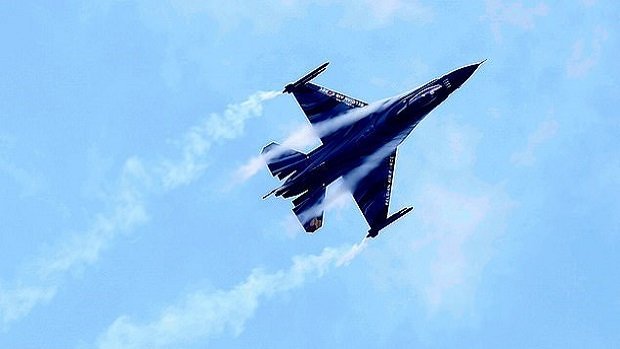 Белгийски Ф-16 се разби в сграда, пилотът е жив, но има ранени