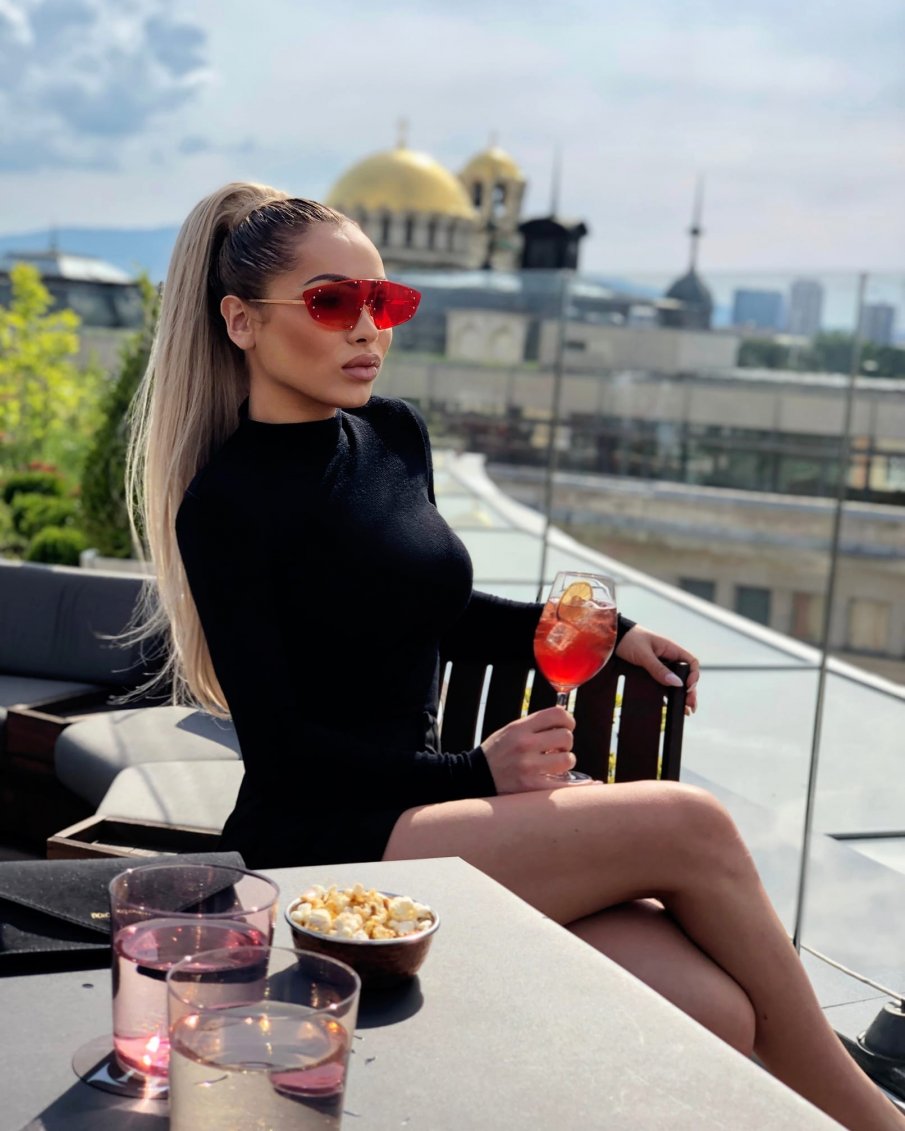 Нора Недкова пак остана соло - плеймейтката отпраши към Слънчака на лов (СНИМКА)