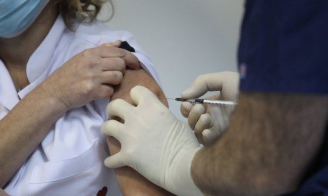 Емисари плашат ромите да не се ваксинират с чипиране