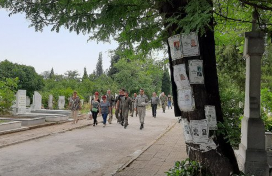 Съпругата и децата на майор Терзиев го изпратиха с червени рози (СНИМКИ)