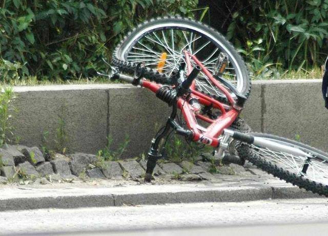 Пометен от кола в канавката велосипедист почина в болница