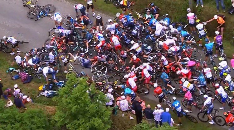Фен предизвика масово меле на Тур дьо Франс (ВИДЕО/СНИМКИ)