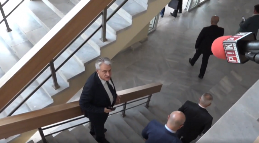 СКАНДАЛ: Вижте как Бойко Рашков бяга от ПИК TV и мълчи за палатите си за милиони (ВИДЕО)