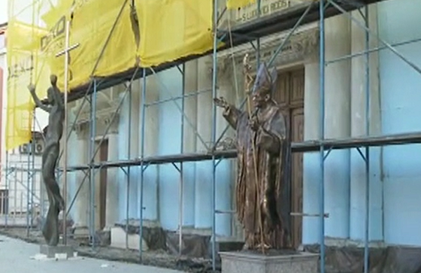 СКАНДАЛЕН РЕМОНТ: Опаковаха с фибран католическата катедрала в Пловдив