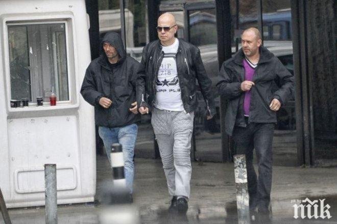 САМО В ПИК И РЕТРО: Слави Трифонов продава военно поделение (СНИМКА)