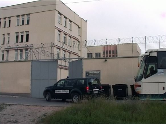 Дерат бежанците в Бусманци с хляб за 5 лв., шоколад за 15 лв. и домати на цената на свински пържоли