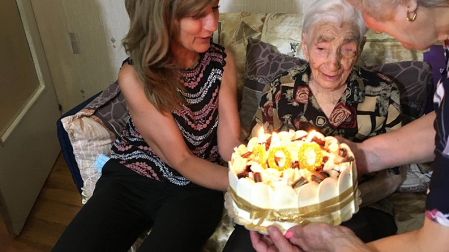 Столетница разкри тайната на дълголетието си - всеки ден на гладно по чашка домашна ракия