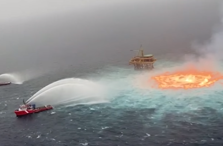 „Око от огън“ горя в океана близо до Мексико (ВИДЕО)