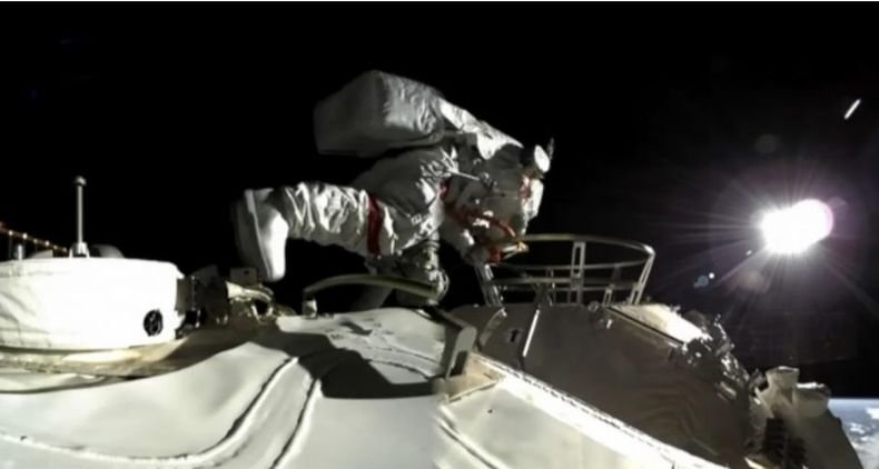 Първа китайска разходка в открития Космоса в тандем