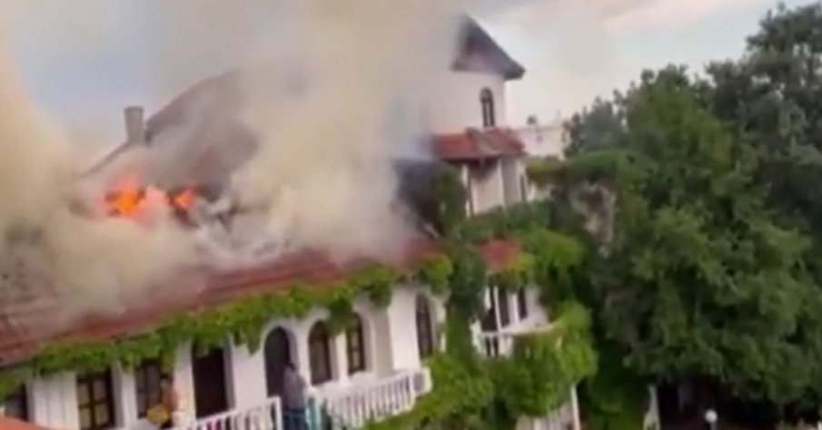 Изгорял е покривът на пламналия хотел до Созопол