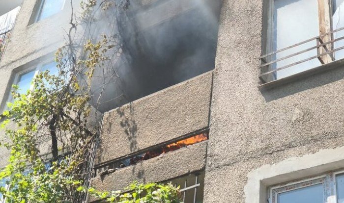 ОТ ПОСЛЕДНИТЕ МИНУТИ: Пожар лумна в апартамент в центъра на Пловдив