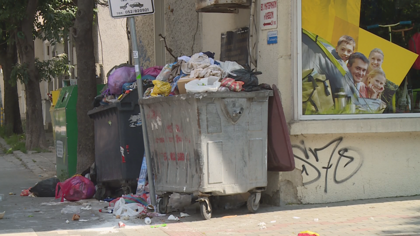ЗЛОВОНИЕ: Контейнерите за боклук във Варна преливат