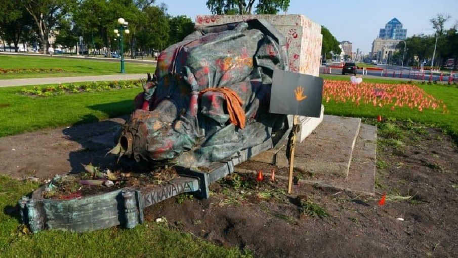 Разбеснели се канадци събориха статуите на британските кралици Виктория и Елизабет II (СНИМКИ)