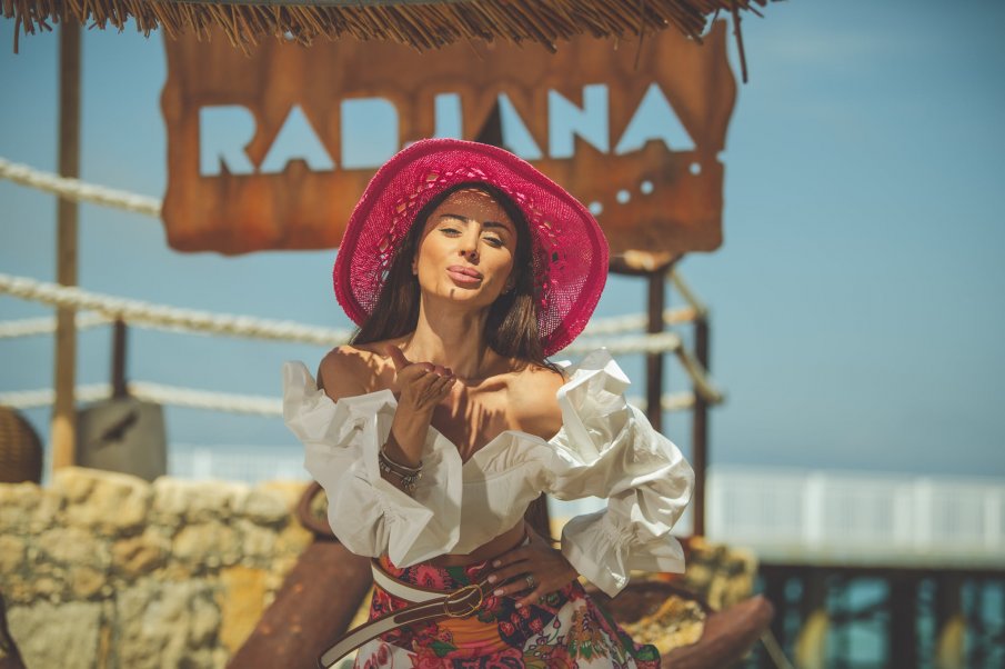 Шефката на силиконките с важна секси новина...