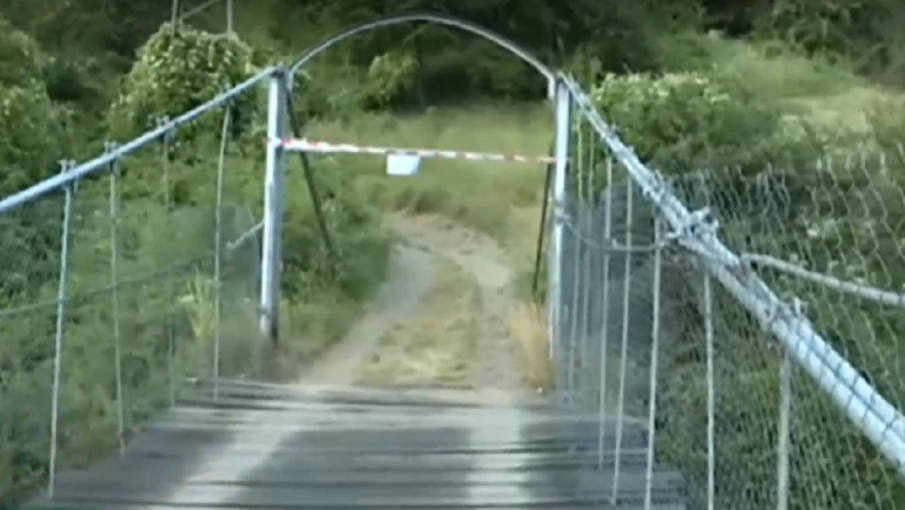 Скъса се носещо въже на 63-годишен мост над река Искър