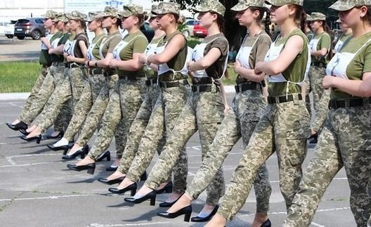 Сексистки скандал в Украйна - трябва ли жените да маршируват на токчета