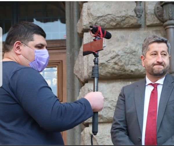 Евродепутатът Асим Адемов: Кога тия двамата ще направят едно видео за палата на главния милиционер другаря Рашков? Защо навън има повече билбордове на ДБ, отколкото пътни знаци?